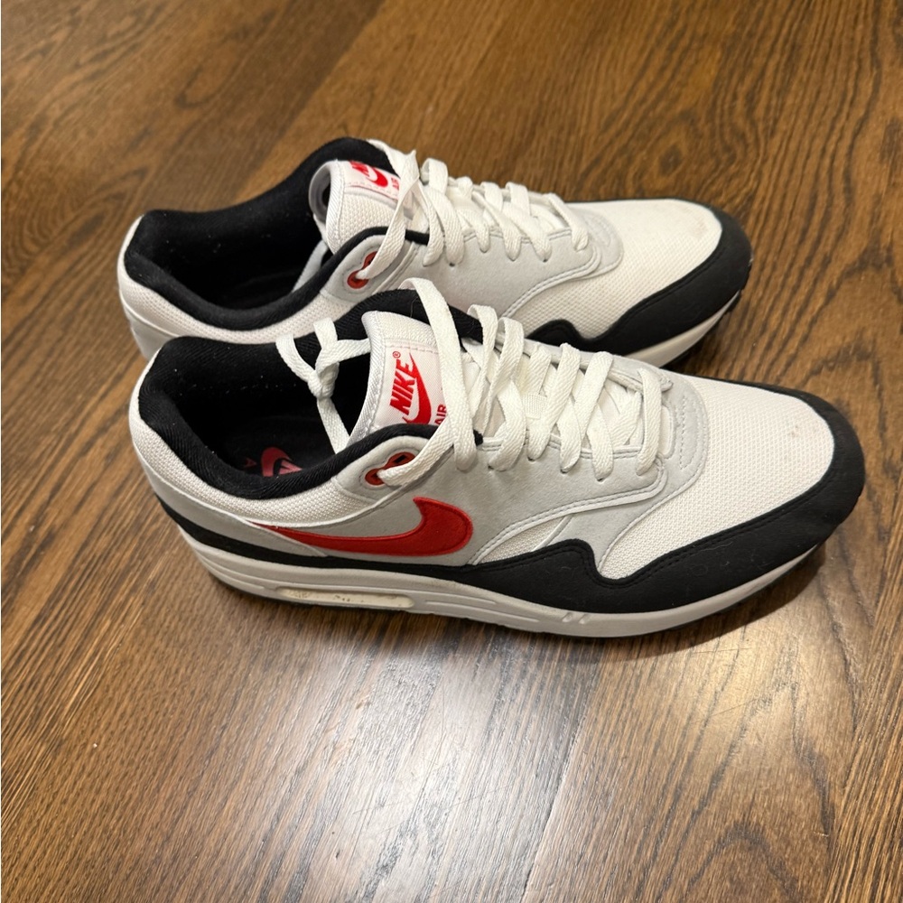 Nike men’s 10.5 air Max in white and red (good condition)